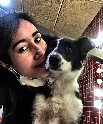 Patricia abrazada a su border collie