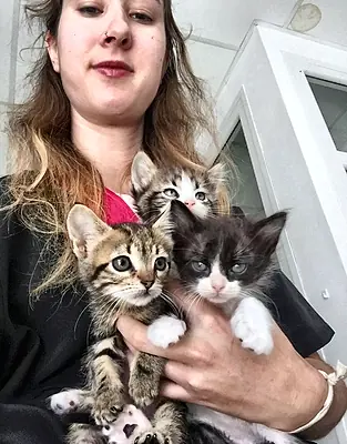 Patricia con tres gatitos en brazos