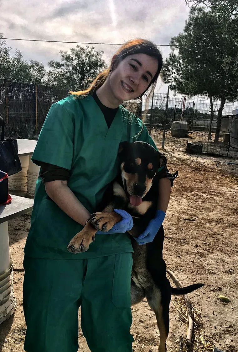 Patricia Barqueros, peluquera canina titulada, con un perro mestizo en brazos